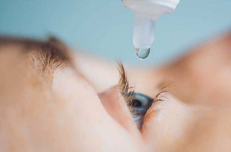 Como por gotas nos olhos.